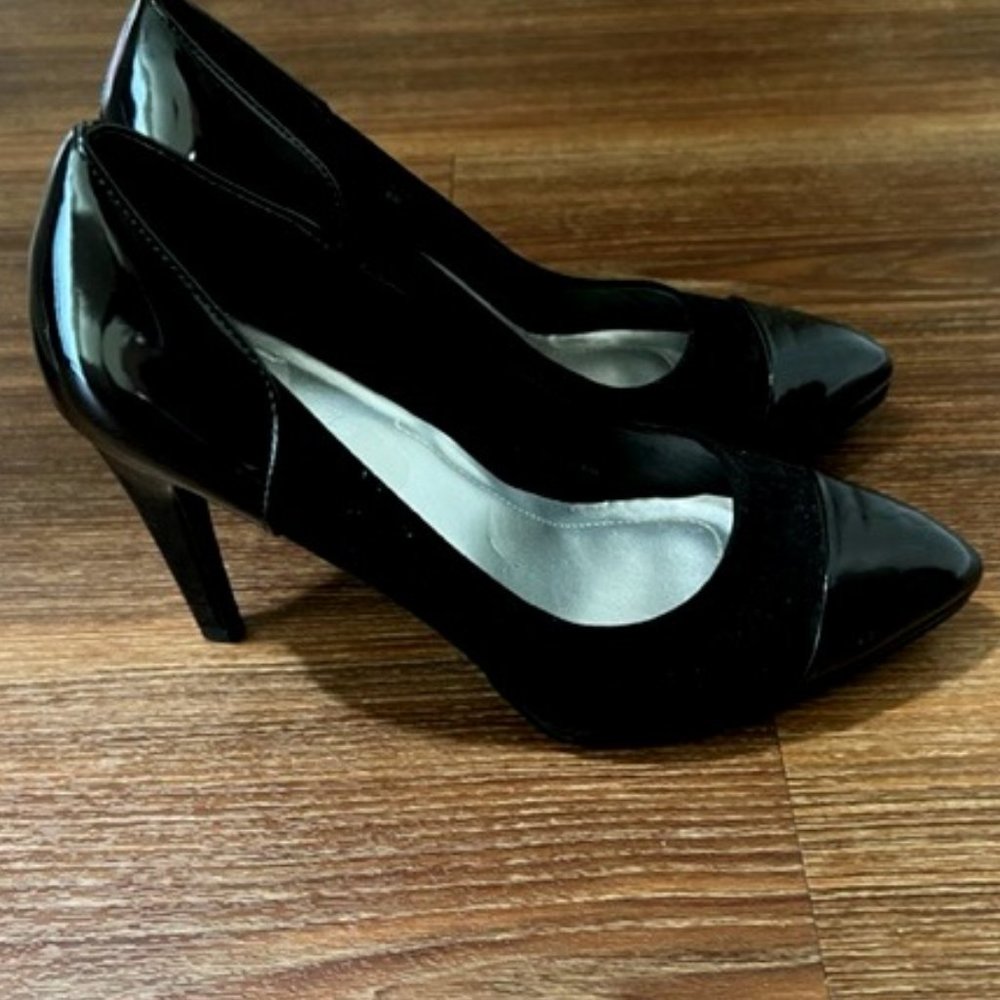 Tahari Suede Patent Leather Cap Toe  Heels Size 8